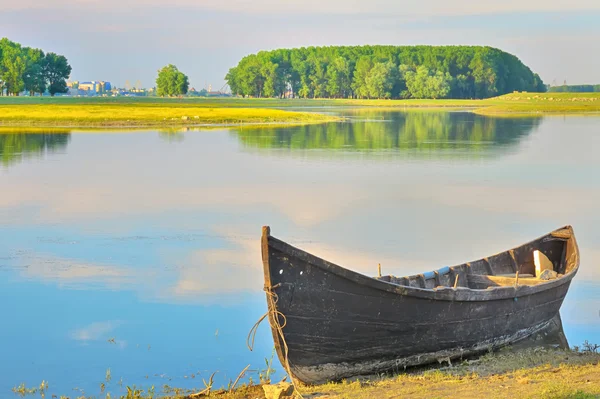 Tekneler bir Tuna Nehri kıyısında bekleyin — Stok fotoğraf