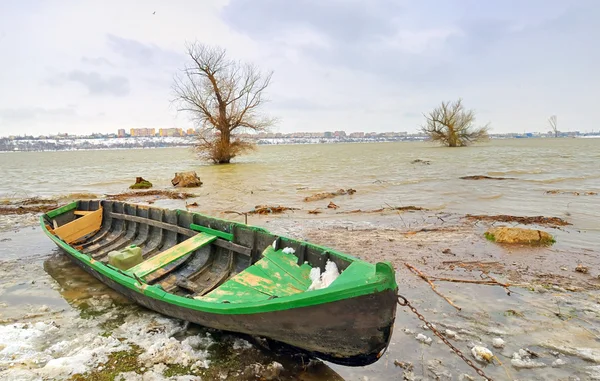 Zelený člun na řece Dunaj — Stock fotografie