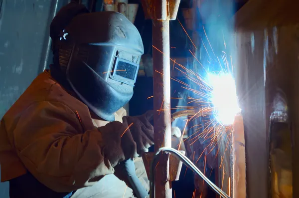 A welder working at shipyard — Stock Photo, Image
