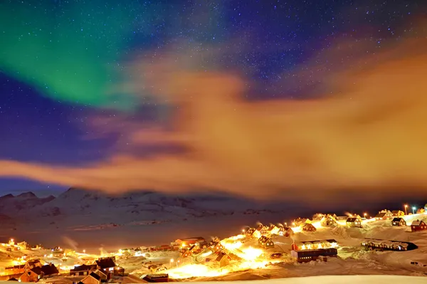Tasiilaq en niebla y auroras boreales —  Fotos de Stock