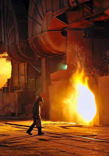 Ocelové dělník v továrně — Stock fotografie