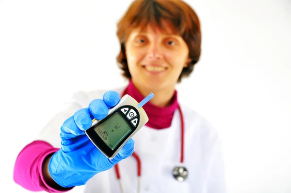 Médecin vérifiant la glycémie du diabétique — Photo