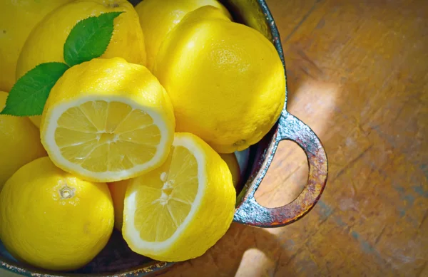 在木桌上的新鲜柠檬 — 图库照片