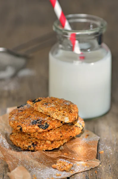 Dietetic biscuits and milk — Stock Photo, Image