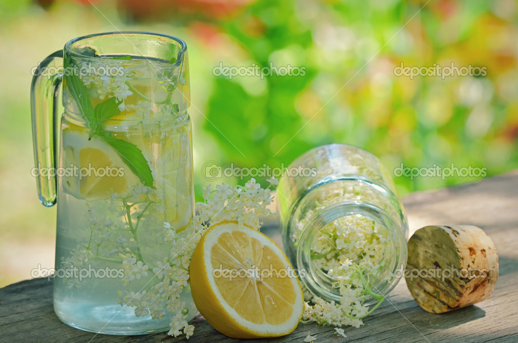 Holunderblütensaft - Stockfotografie: lizenzfreie Fotos © mady70 ...