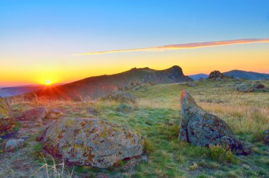günbatımı dobrogea tepeler üzerinde