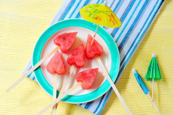 Pops de frutas de melancia em forma de coração — Fotografia de Stock