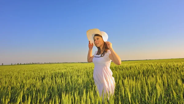 Beautiful girl with hat in the field — Stock Photo, Image