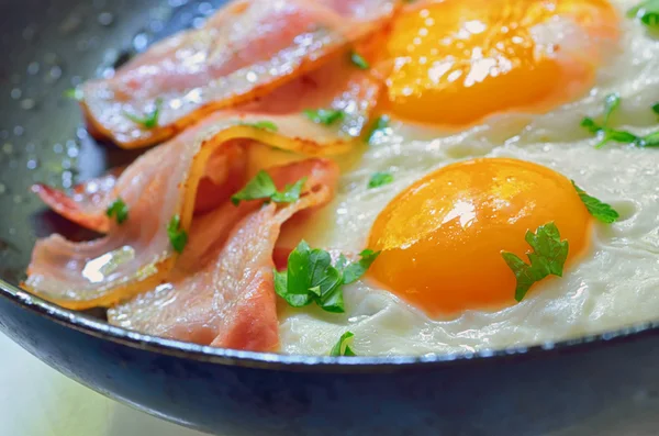 Sázená vejce se slaninou v pánvi — Stock fotografie
