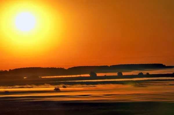 Nevoeiro ao nascer do sol — Fotografia de Stock