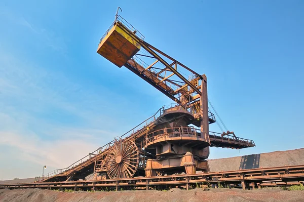 Coal loading conveyor belt piles coal — Stock Photo, Image