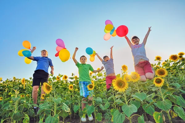 Saltando niños en el campo —  Fotos de Stock