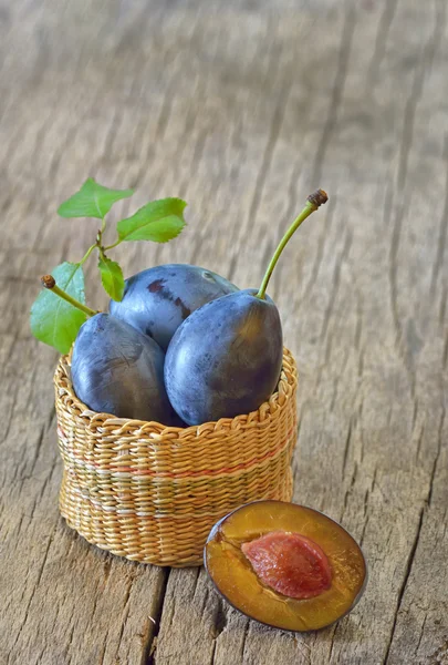 Korb mit Pflaumen — Stockfoto