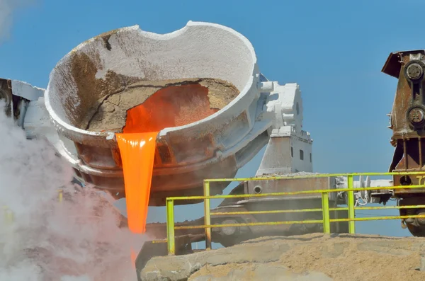 The molten slag is poured from a cup — Stock Photo, Image