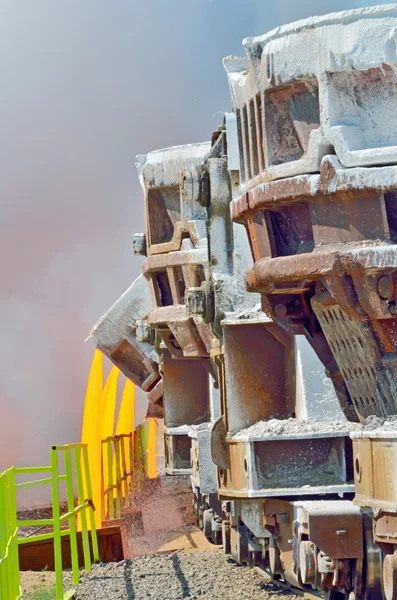 The molten slag is poured from a cup — Stock Photo, Image