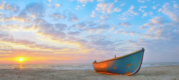 Barco de pesca e nascer do sol — Fotografia de Stock