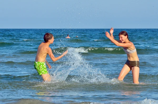 Bambini che spruzzano al mare — Foto Stock