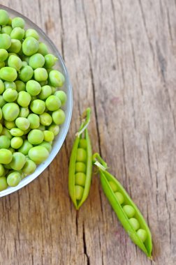 eski bir ahşap zemin üzerinde taze yeşil bezelye