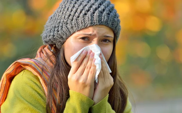Meisje met allergie of koude met behulp van weefsel — Stockfoto