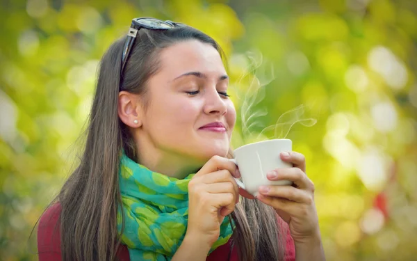 Vacker flicka njuta av en kopp kaffe i naturen — Stockfoto