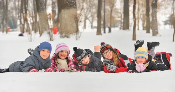 Crianças na neve no inverno — Fotografia de Stock