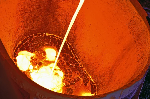 Pouring of liquid metal — Stock Photo, Image