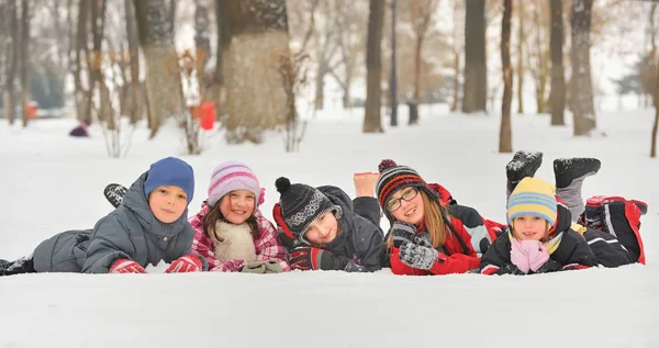 Kinderen in de sneeuw in de winter Rechtenvrije Stockfoto's