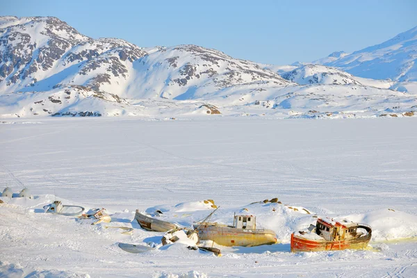 Vieux navires abandonnés rouillés sur les montagnes — Photo