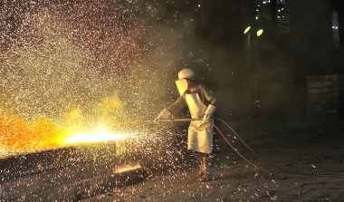 metali kesme meşale kesici kullanarak alt
