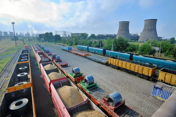 Kargo tren platformu ile rol çelik — Stok fotoğraf