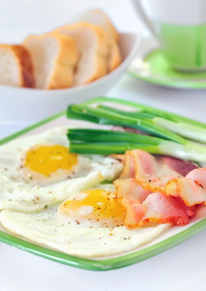 Śniadanie z smażone jajka na bekonie — Zdjęcie stockowe