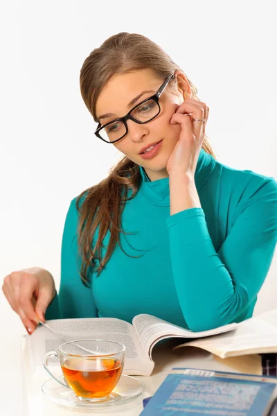 Adolescente chica estudiando — Foto de Stock