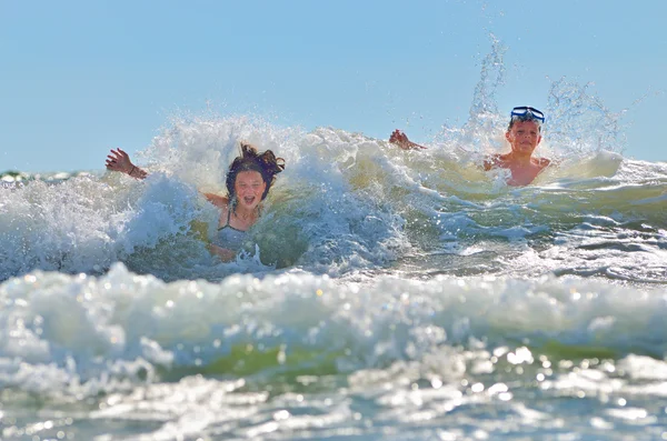 Happy kids playing on beach — Stock Photo, Image