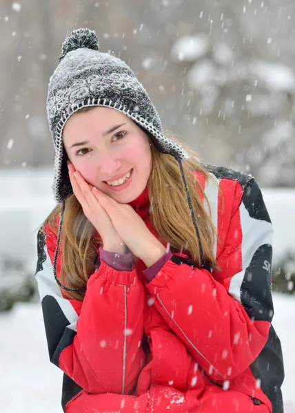 Belle fille aux cheveux blonds en hiver — Photo