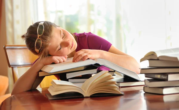 十几岁的女孩睡在书上 — 图库照片
