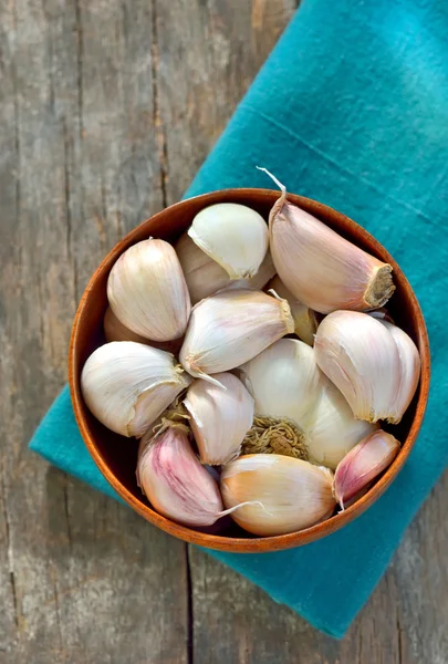 Garlic in a wooden bowl — Stock Photo, Image