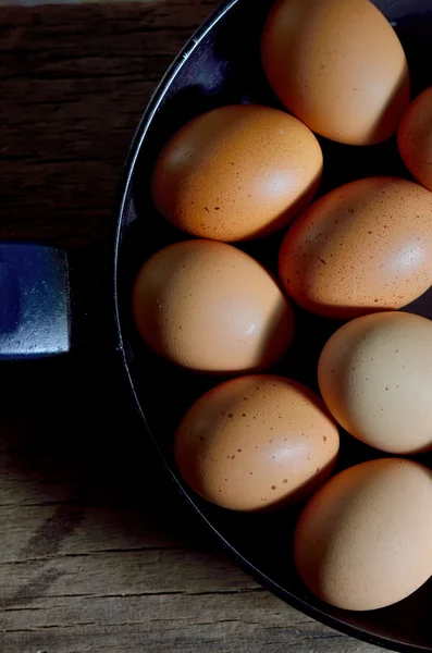 Huevos crudos en sartén — Foto de Stock
