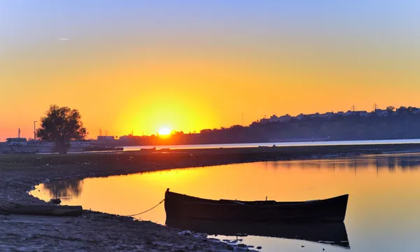 Boat on shore — Stock Photo, Image