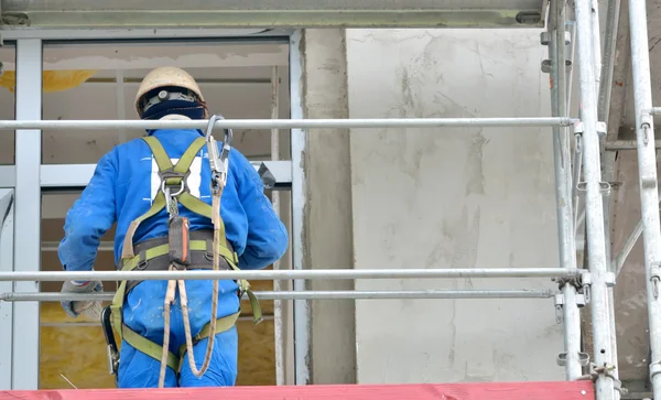 Trabajador en un andamio —  Fotos de Stock