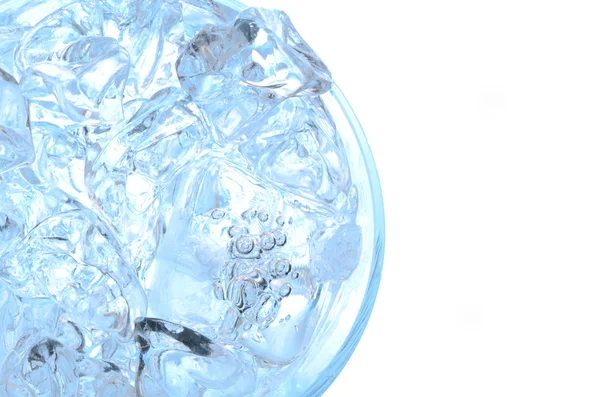 Agua con hielo en un vaso, vista arriba — Foto de Stock