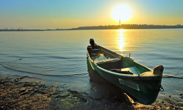 Un barco de pesca en la orilla —  Fotos de Stock