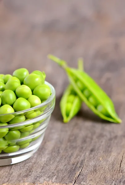 Guisantes verdes en un tazón de vidrio —  Fotos de Stock