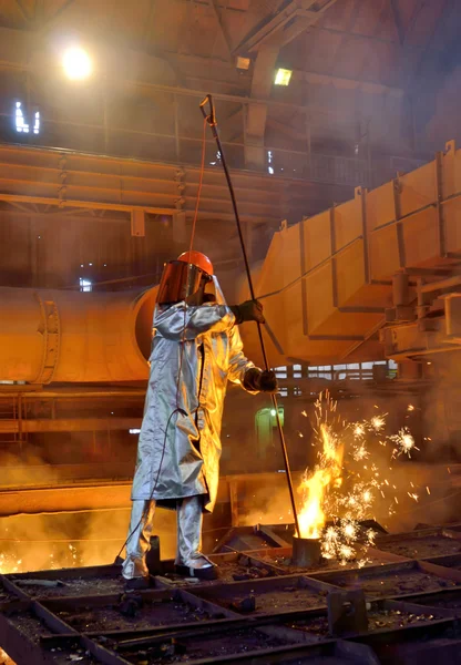 Arbeiter mit heißem Stahl — Stockfoto
