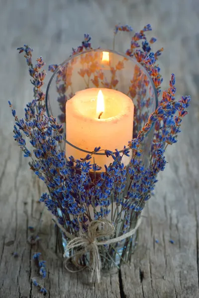 Candela e lavanda — Foto Stock