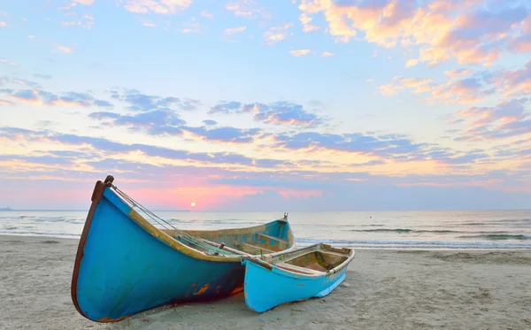 Barche da pesca e alba — Foto Stock