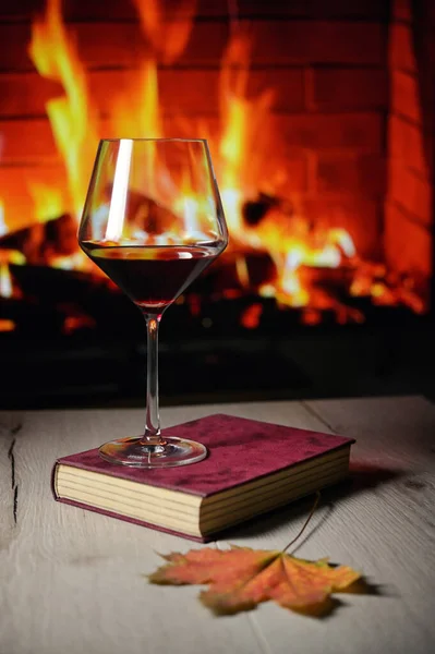 Arka Plandaki Şömine Kitap Üzerine Kırmızı Şarap Bardağı Telifsiz Stok Fotoğraflar