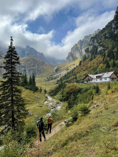 Chalé Vale Malaiesti Dia Outono Nas Montanhas Bucegi Imagens De Bancos De Imagens