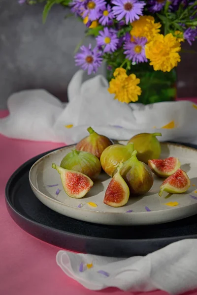 Σύκα Φρούτα Τοποθετούνται Ένα Μικρό Πιάτο Ένα Τραπέζι Ένα Τραπεζομάντηλο — Φωτογραφία Αρχείου