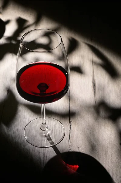Abstrakcyjne Cienie Światło Słoneczne Szkło Wytrawnego Czerwonego Wina — Zdjęcie stockowe