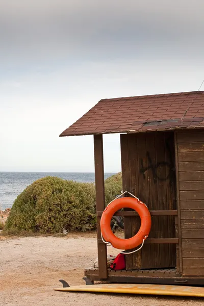 Reddingshut op het strand — Stockfoto